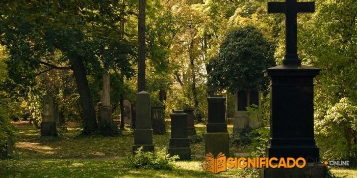 soñar con ver tumbas en el cementerio