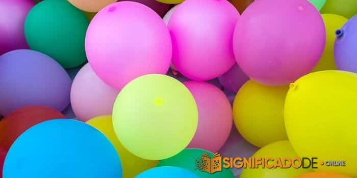 soñar con globos de colores